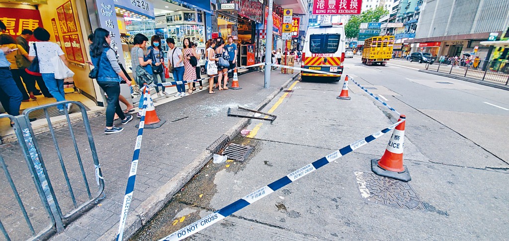 鋁窗墮街險擊中途人，警方封鎖現場調查。