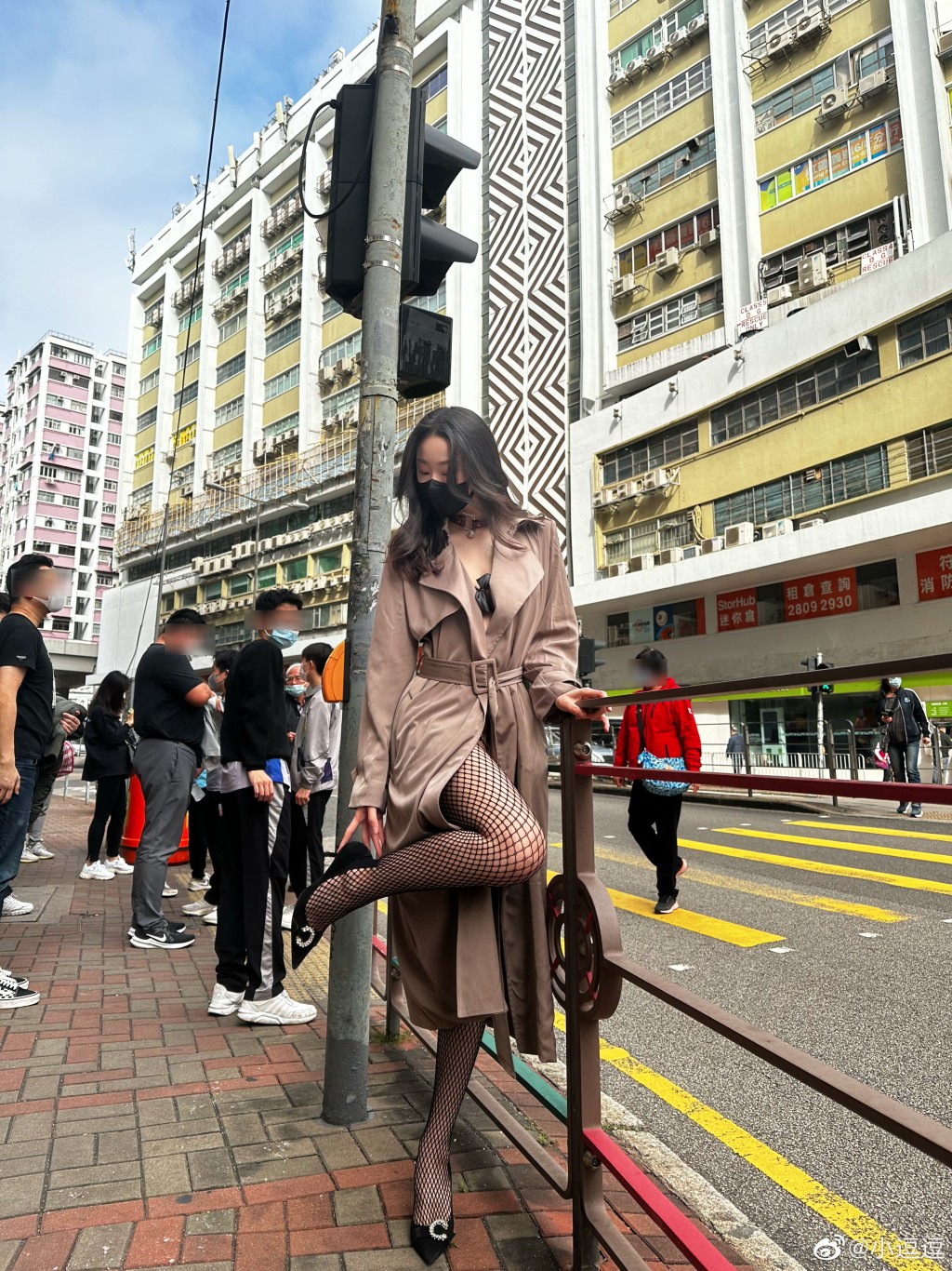 香港街头也照拍性感照。