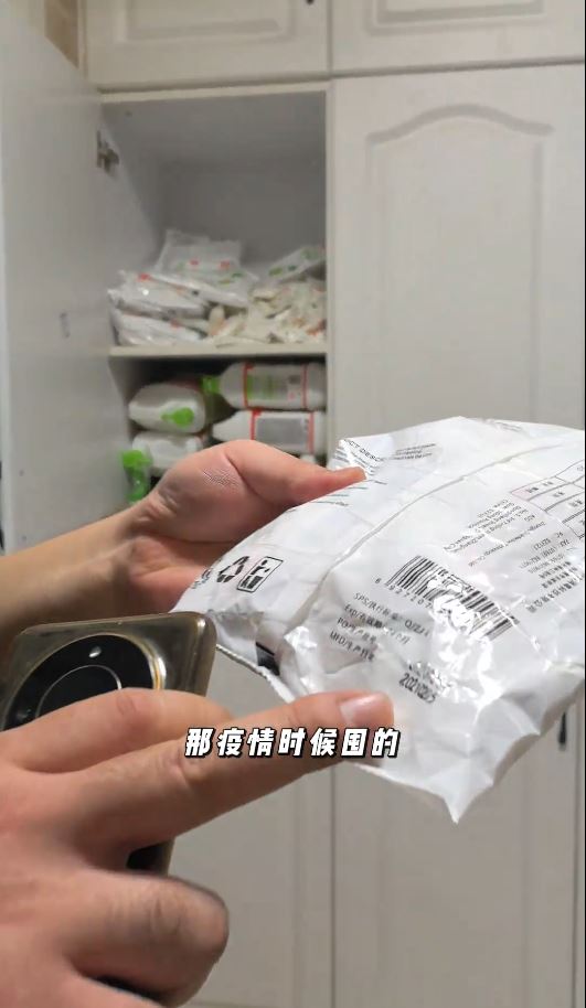 “一本逗”批评老婆囤积太多生活用品。抖音＠一本逗