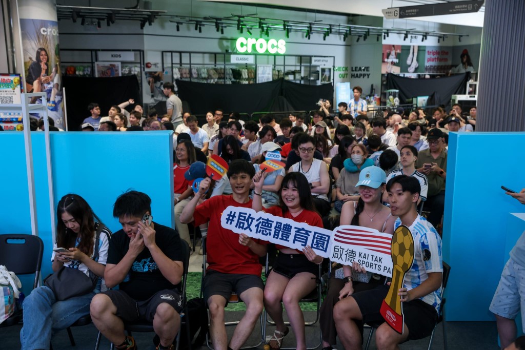 世界盃決賽凌晨上演,逾百球迷坐滿啟德零售館觀賽。何家豪攝 世界盃決賽凌晨上演,逾百球迷坐滿啟德零售館觀賽。何家豪攝