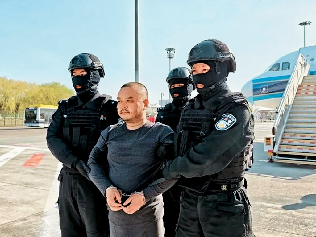 陳志電詐集團骨幹成員李雄，被押解回中國。