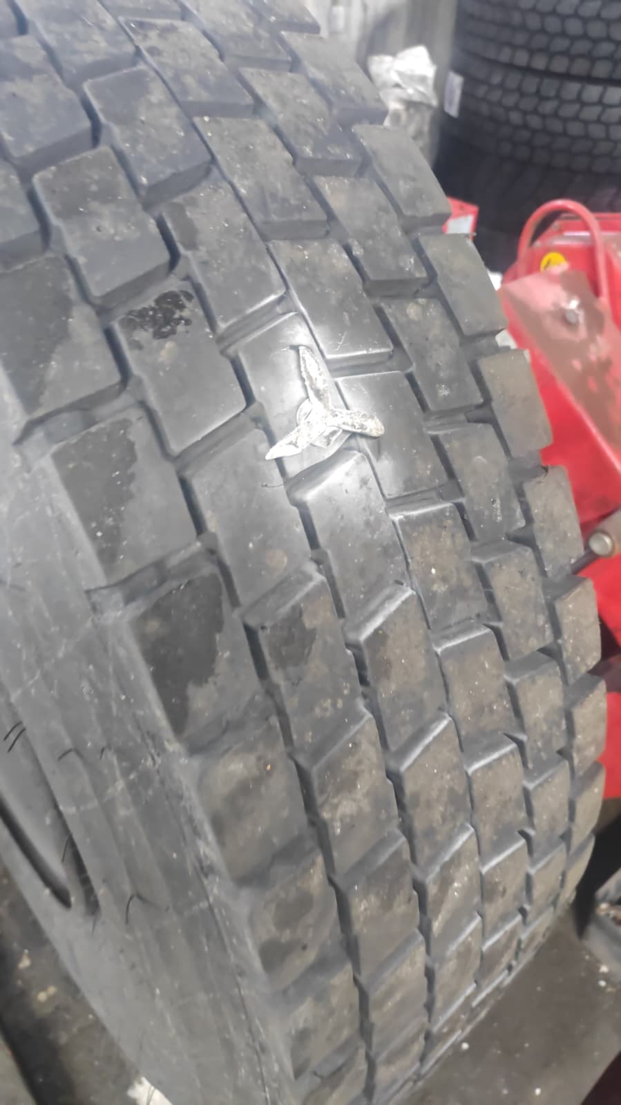 有途經車輛輪胎遭刺穿。網上圖片 有途經車輛輪胎遭刺穿。網上圖片