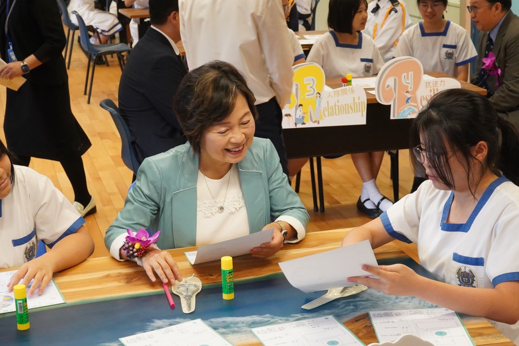 教育局局長蔡若蓮到訪崇真書院。（葉偉豪攝）