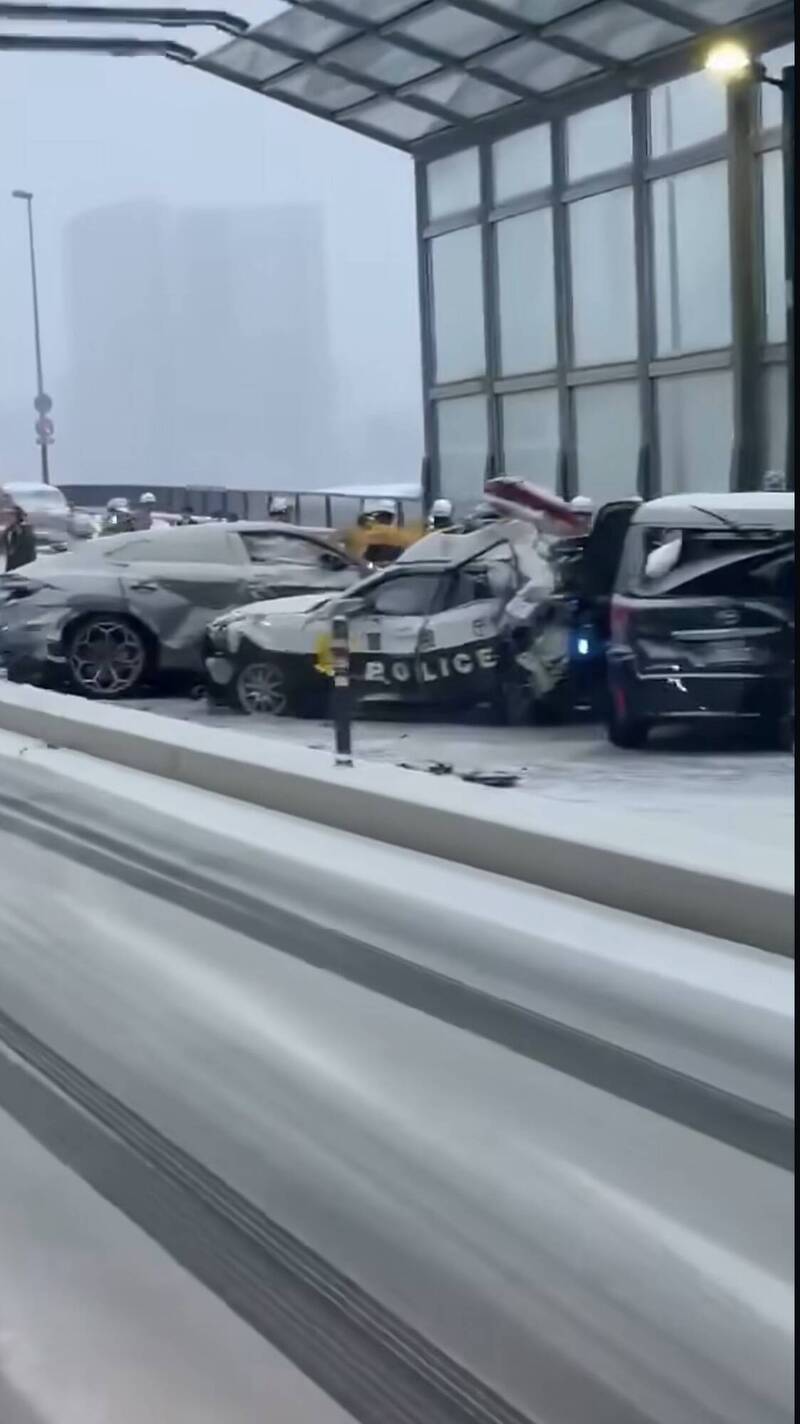 東京築地大橋連環車禍中，其中一輛警車被中國男子駕駛的林寶堅尼衝撞，造成2名警察重傷。X@Atsu_4