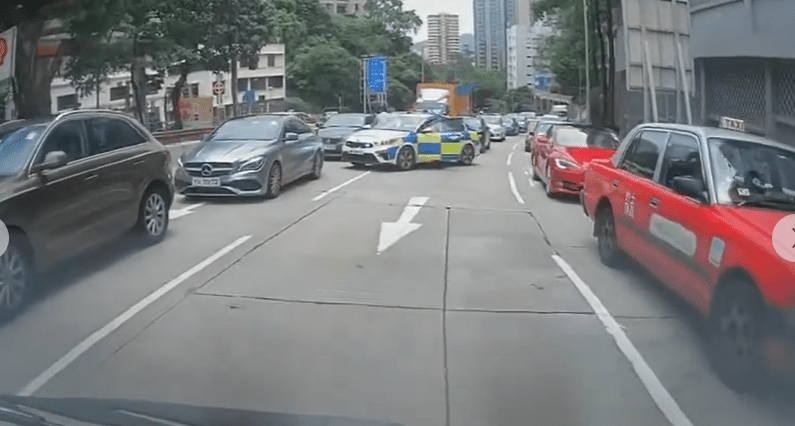 警車在紅磡警署對開公主道準備截停可疑車。網片截圖