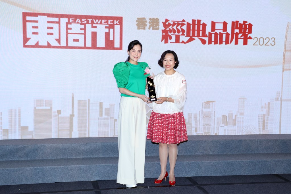 鏞記酒家獲頒「殿堂級品牌」大獎，由財務總監甘蕎因（左）上台領獎。