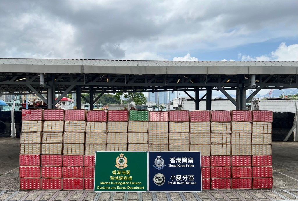 警方和海關共偵破兩宗走私案件,檢取288萬支懷疑私煙,總市值共約1300萬元。 警方和海關共偵破兩宗走私案件,檢取288萬支懷疑私煙,總市值共約1300萬元。