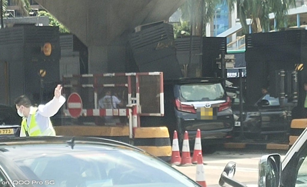 私家車撞收費亭，紅隧職員在場維持交通。fb：車cam L（香港群組）