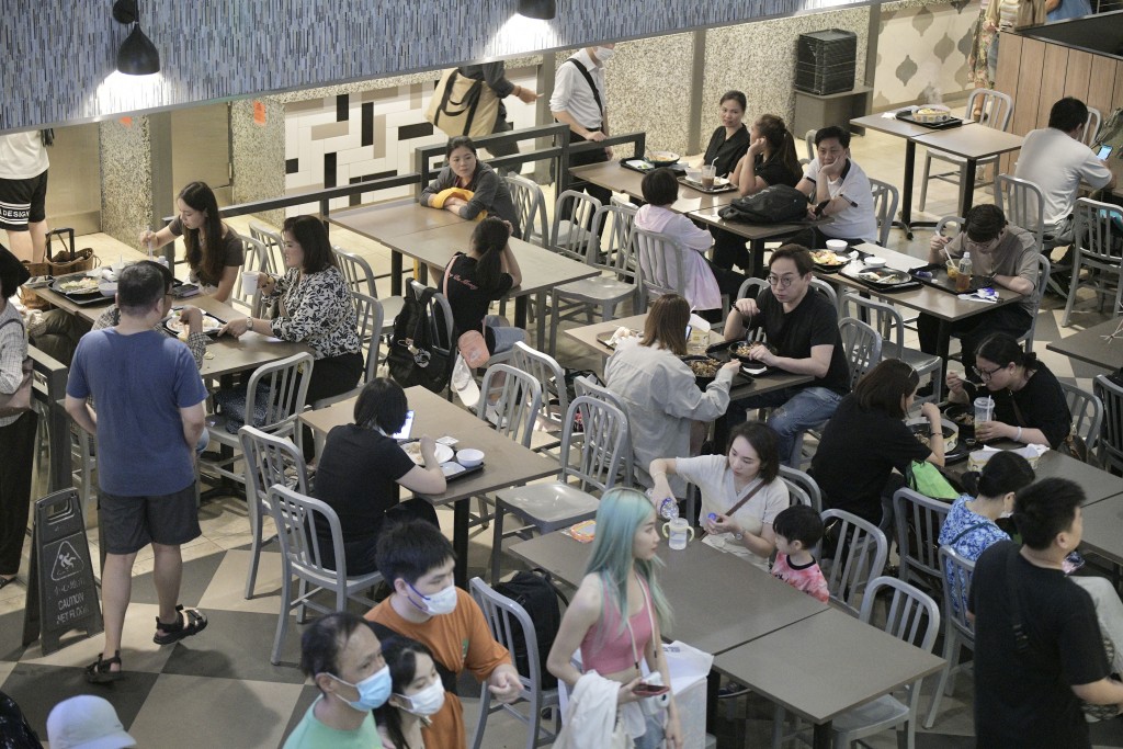 有10宗餐飲服務業的申請被拒絕,涉及44名輸入勞工。資料圖片 有10宗餐飲服務業的申請被拒絕,涉及44名輸入勞工。資料圖片