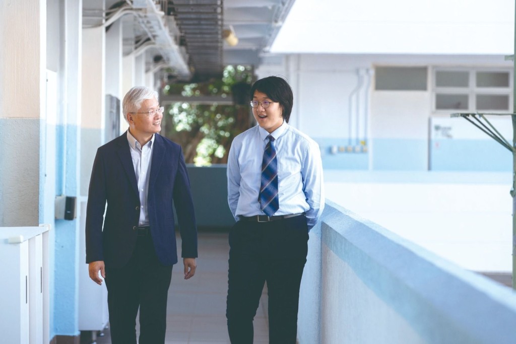 「終極狀元」王海博（右）畢業於香港中國婦女會中學，他感謝母校給予他機會參加不同活動。旁為校長楊志強，他讚王海博的性格很好學。