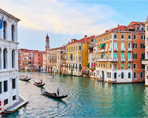 意大利政府決定禁止大型郵輪和貨櫃船進入水都威尼斯的歷史城區。網圖