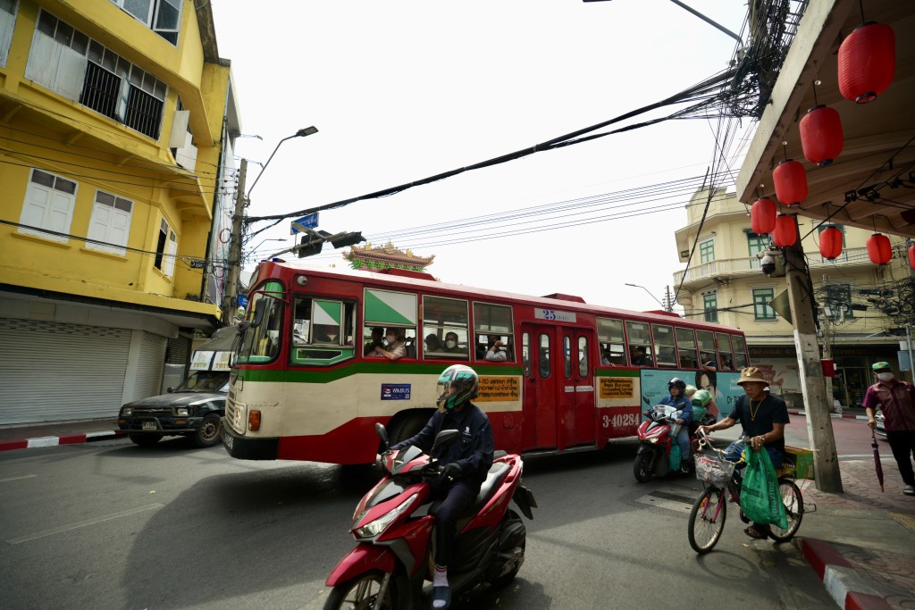 趙先生表示遊客區的人流未有減少，每天也有一車一車的旅行團、旅遊巴到旅遊區。劉駿軒攝