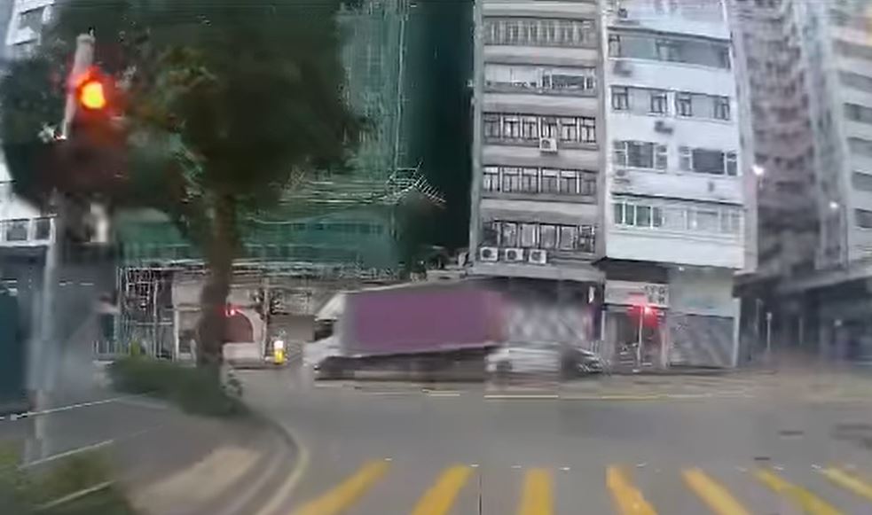貨車撞至車身彈起。fb車cam L（香港群組）Kitty Chau影片截圖