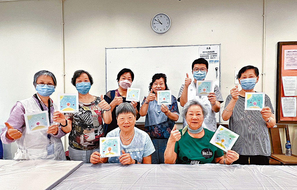 香港紅十字會定期舉辦工作坊，透過參加者於工作坊之間的互動，提高社交技巧，以改善他們精神健康。