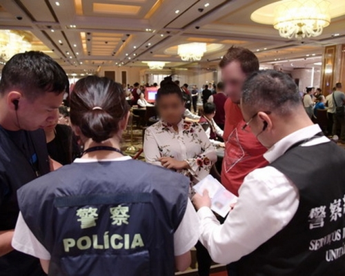 澳門警察總局前晚動員近300人,巡查澳門及路氹多家娛樂場、卡拉OK及酒吧。澳門新聞局圖片