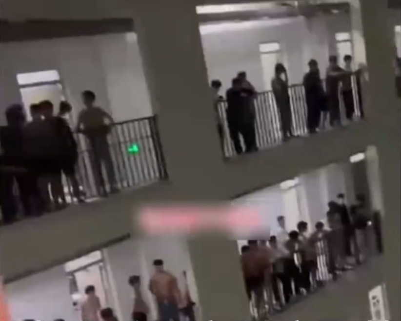 學生聚集在宿舍走廊通道抗議。