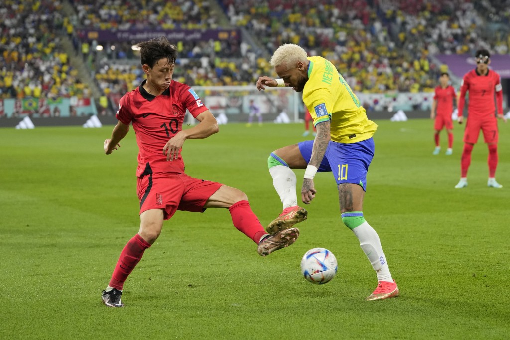 李在成(红衫)于卡塔尔世界杯期间已有好表现。AP