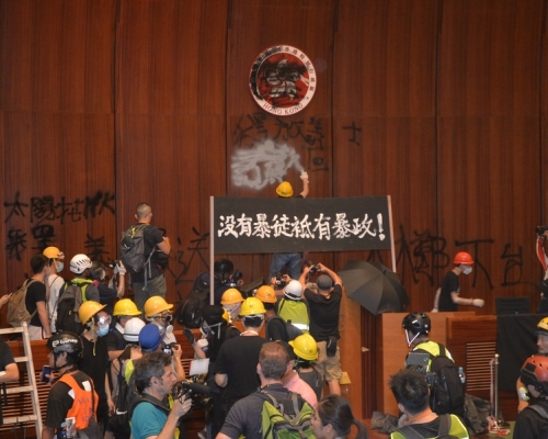 示威者成功闖入立法會大樓，佔領會議廳。資料圖片