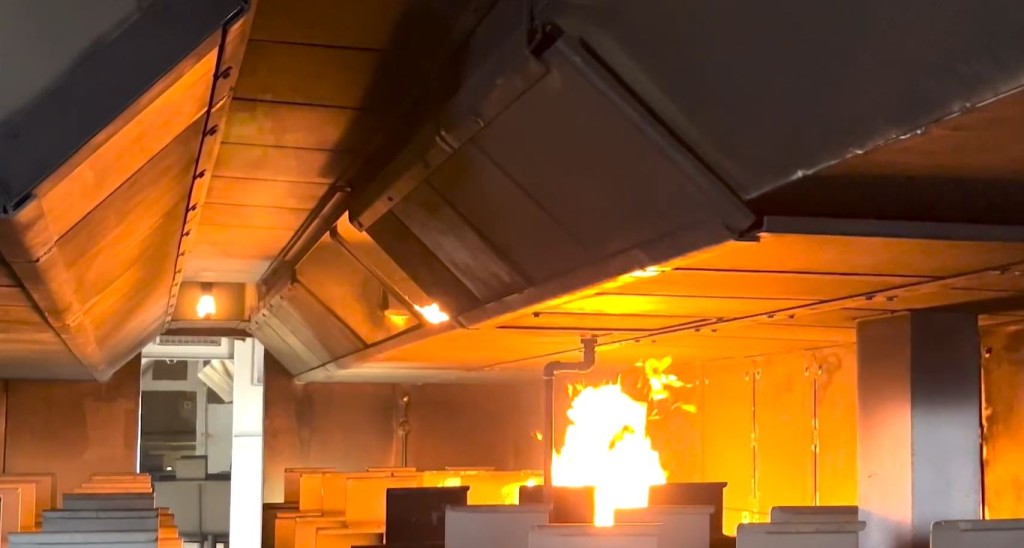 实火训练亦模拟机舱内着火。影片截图