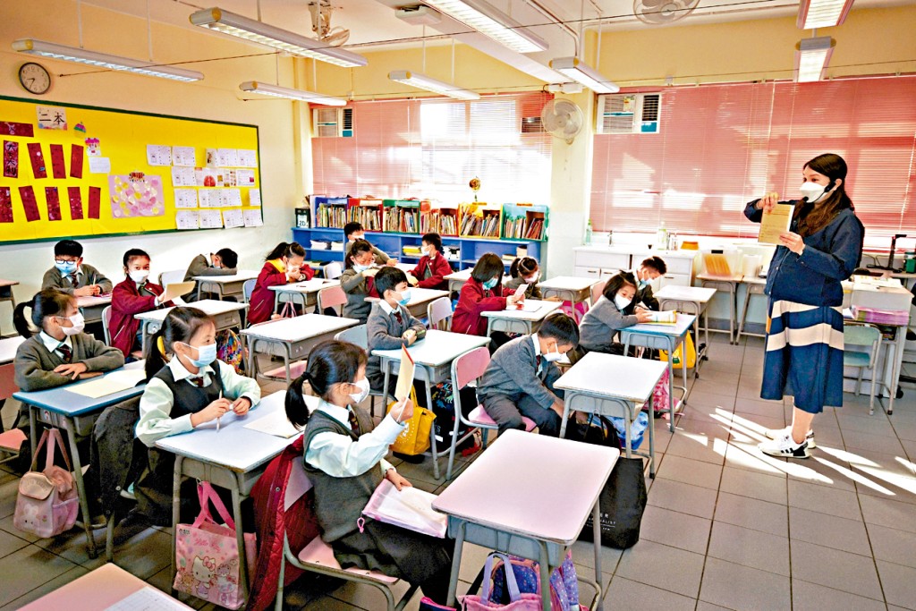 小學人文科和科學科在9月正式逐步推行,但有學校本學年起已在全校六個年級試行。