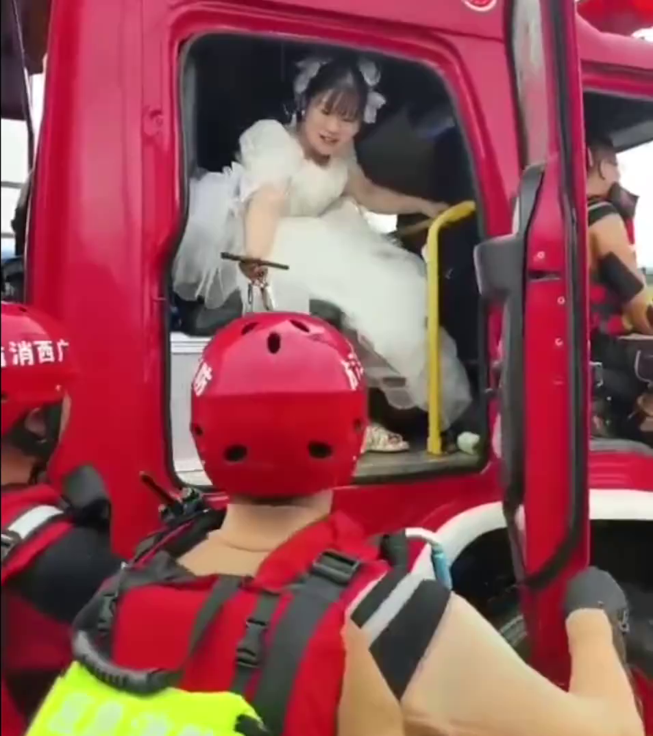 消防人員好心順路，送新娘一程，當了「婚車」。