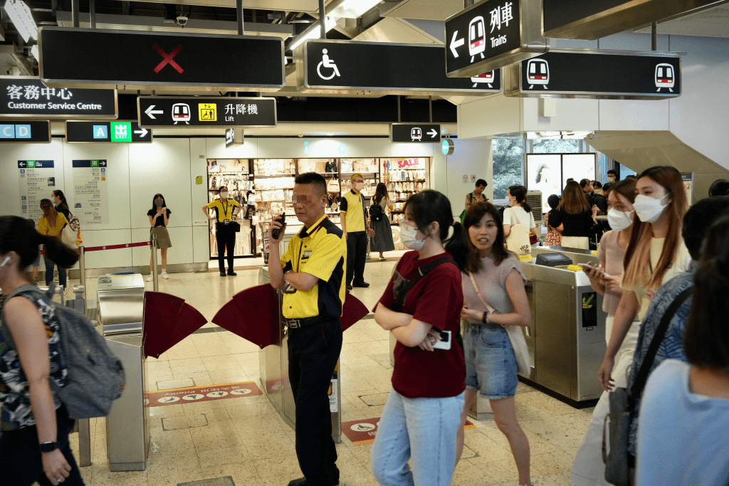 港鐵因應近年經常出現乘客逃票或不當使用八達通/樂悠咭等情況，早在2023年起已招聘半職的「顧客服務及收益保護主任」，專責在港鐵範圍內執行查票工作，以打擊逃票或不當使用車票的情況。