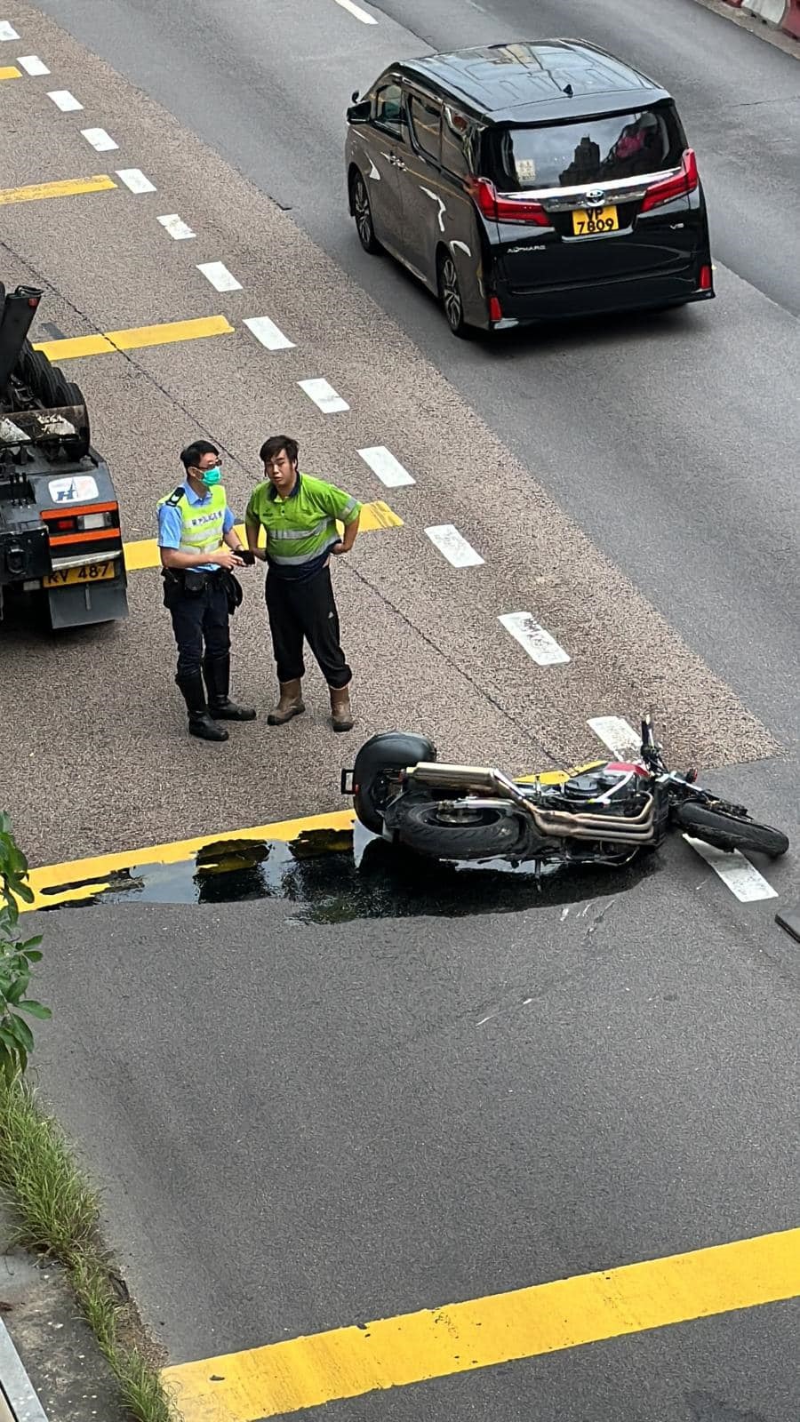 电单车倒卧地上，大量电油流出。fb：香港突发事故报料区