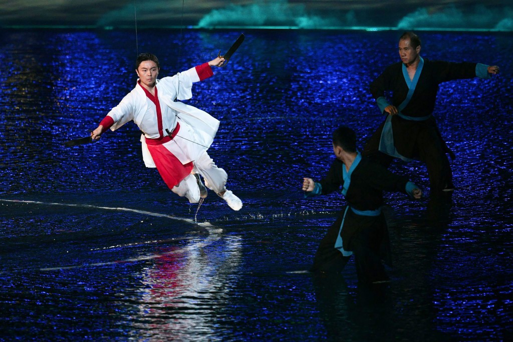 第十五屆全國運動會開幕式在廣東奧林匹克體育中心舉行。陳浩元攝