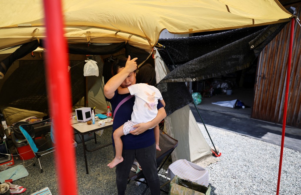 地震後島田弘介一家住在自家門前的帳篷裡。路透社