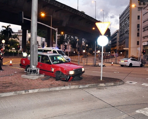 荔枝角今晨5時許有的士及私家車相撞。