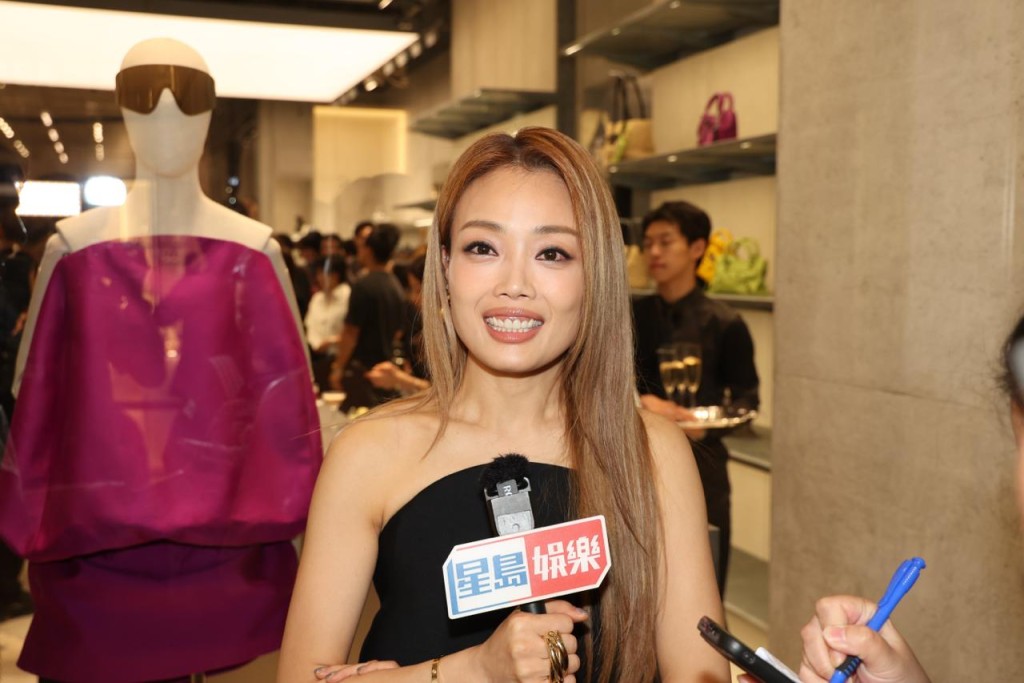 祖兒表示昨晚睡覺扎醒咗。