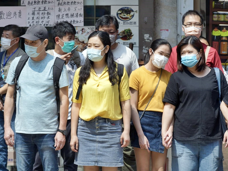 口罩令將擴展至所有室內及室外的公眾地方。資料圖片