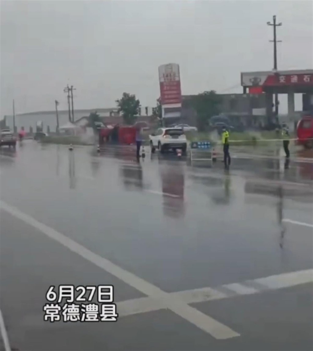 湖南有油罐车翻侧压著私家车，导致5死1伤。