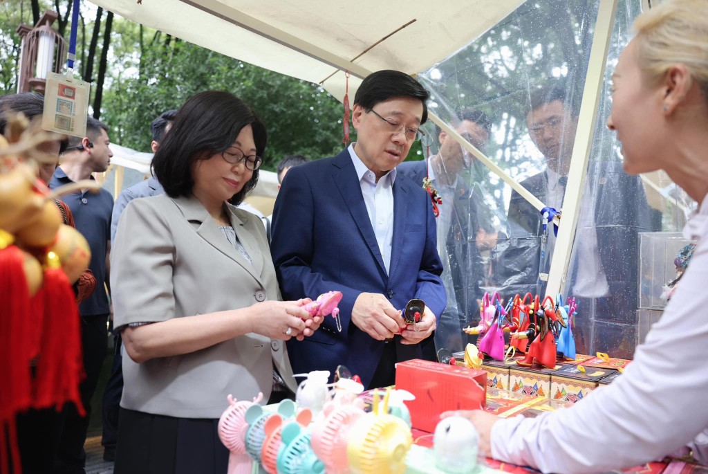 李家超與夫人林麗嬋到訪成都市人民公園了解當地飲食文化。李家超FB圖片