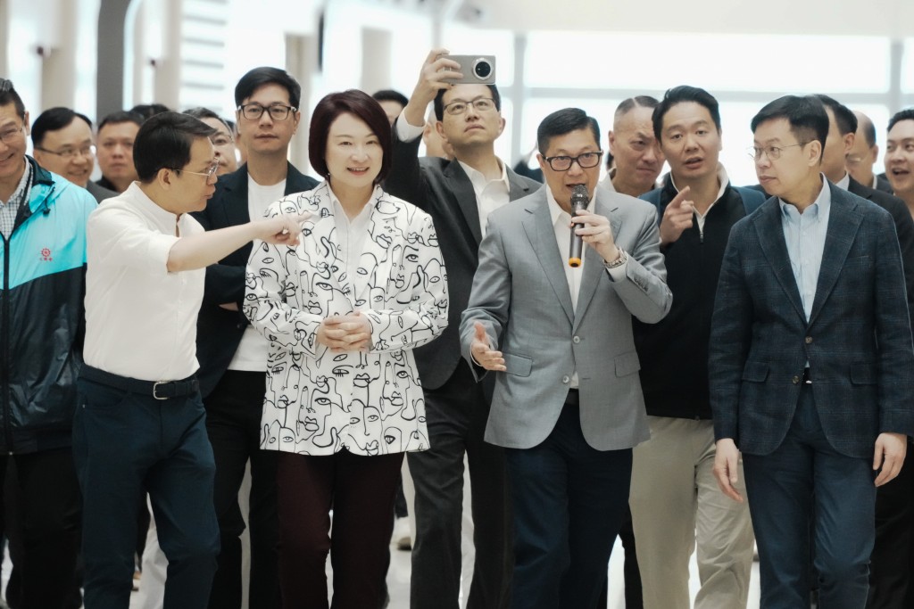 鄧炳強陪同一行立法會議員參觀港方口岸區的設施。 鄧炳強陪同一行立法會議員參觀港方口岸區的設施。