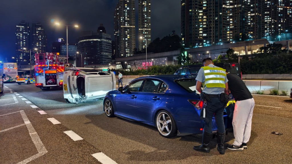 西九龍公路發生3車串燒意外,涉及兩輛私家車及一輛九巴。黃文威攝 西九龍公路發生3車串燒意外,涉及兩輛私家車及一輛九巴。黃文威攝