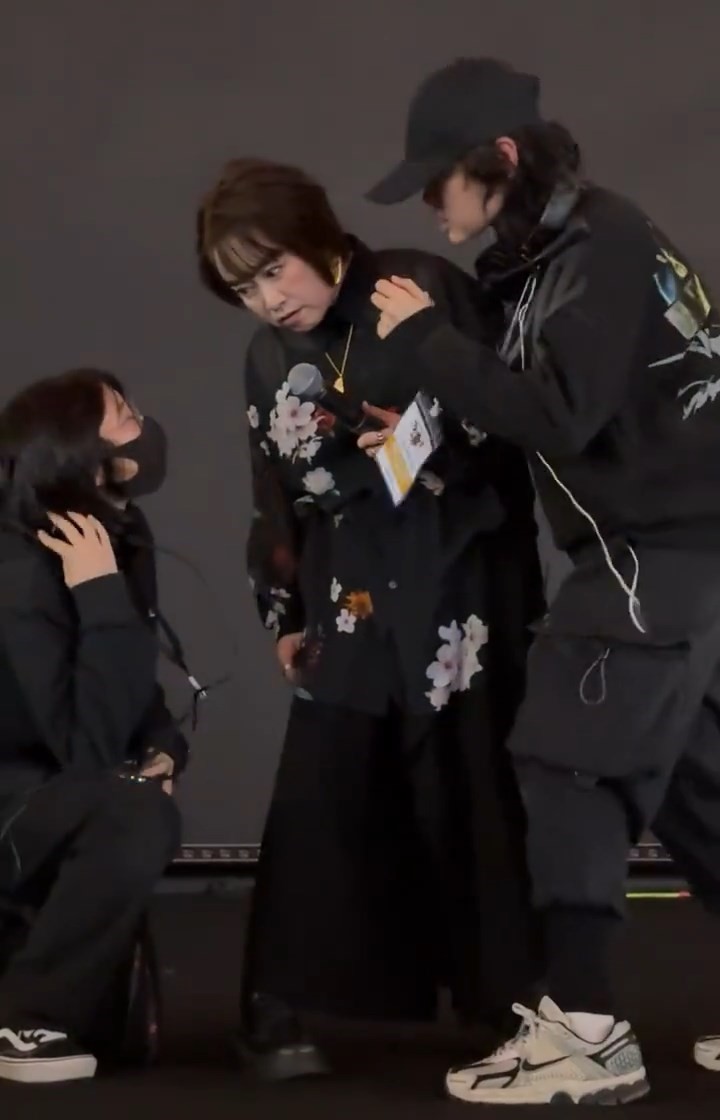 大槻真希出席Bandai Namco嘉年華,表演期間音樂突然中斷。 大槻真希出席Bandai Namco嘉年華,表演期間音樂突然中斷。