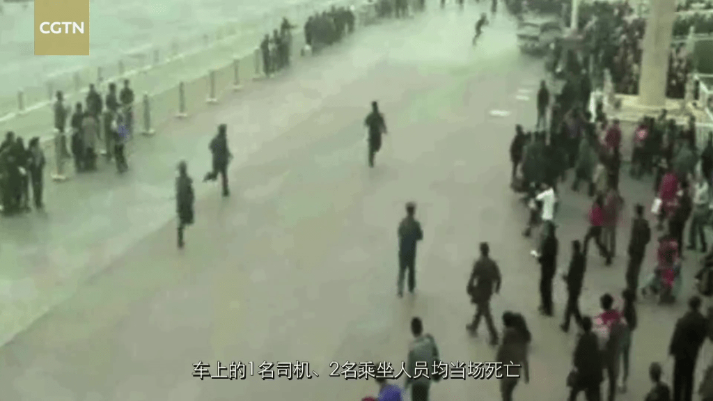 吉普车冲向围栏。 中国环球电视网截图