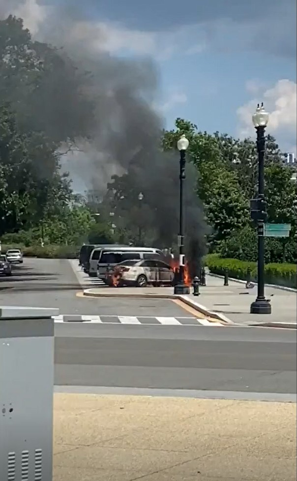 整輛警車著火焚燒。 網圖