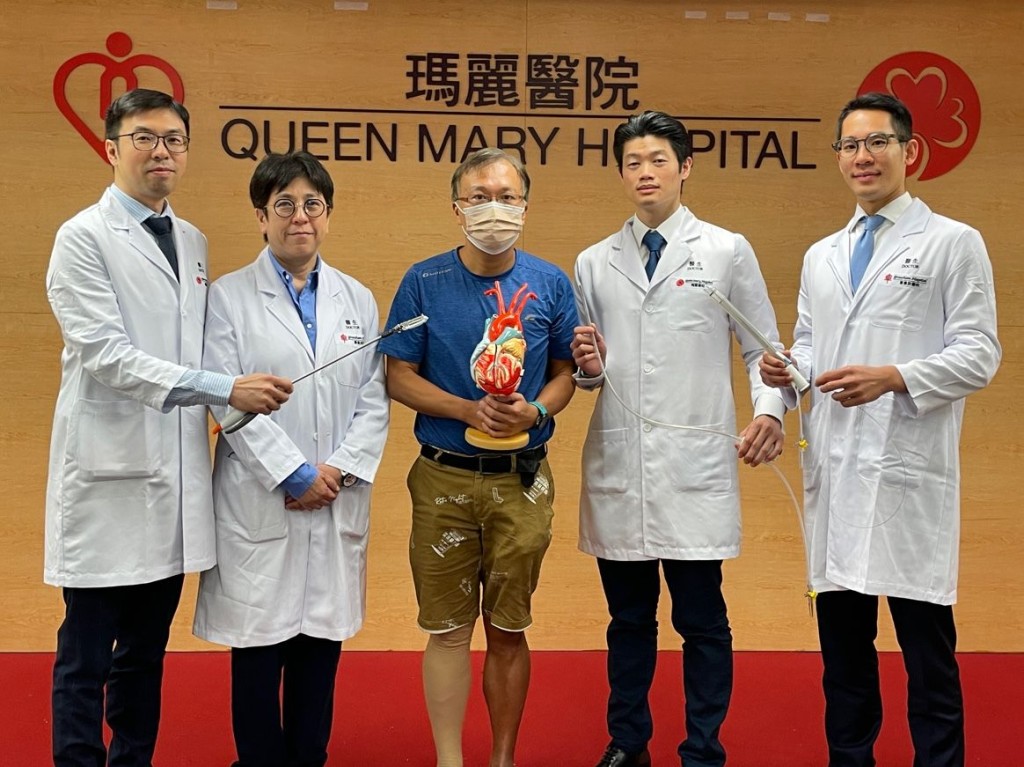 医疗团队与康复病人合照。（左起）陈泰良、葛量洪医院心脏内科部门主管范瑜茵、关先生、黄冠雄及凌活希。(萧博禧摄)