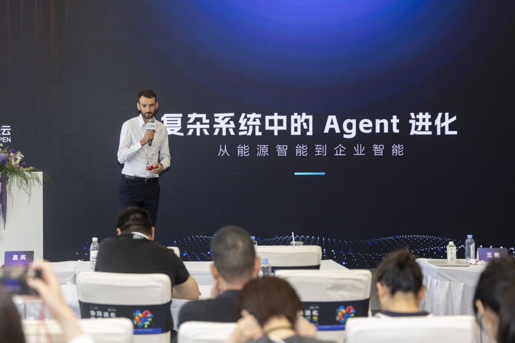 伯涵峥在2026世界人工智能大会的一场论坛上交流分享。  新华社