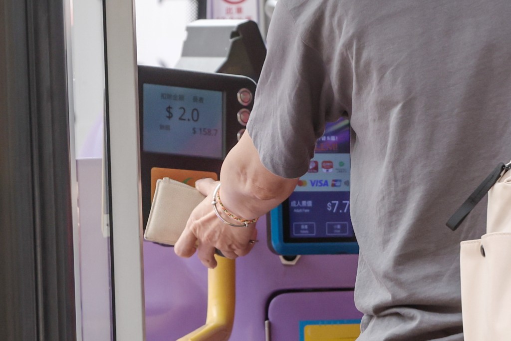 「兩蚊兩折」安排下,10元以下車資繼續收費2元,10元以上則按成人車費兩折計算。資料圖片 「兩蚊兩折」安排下,10元以下車資繼續收費2元,10元以上則按成人車費兩折計算。資料圖片