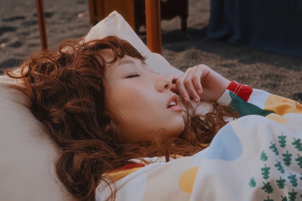 小肥節奏強勁的全新快歌《不醒人士》有麗英Rap，仲拍埋MV。