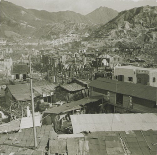 上世紀40、50年代，內地爆發國共內戰（1945年），不少人移居香港，在山邊用木及鐵皮建寮屋，其時本港人口急劇上升。（圖片來源：政府檔案處）