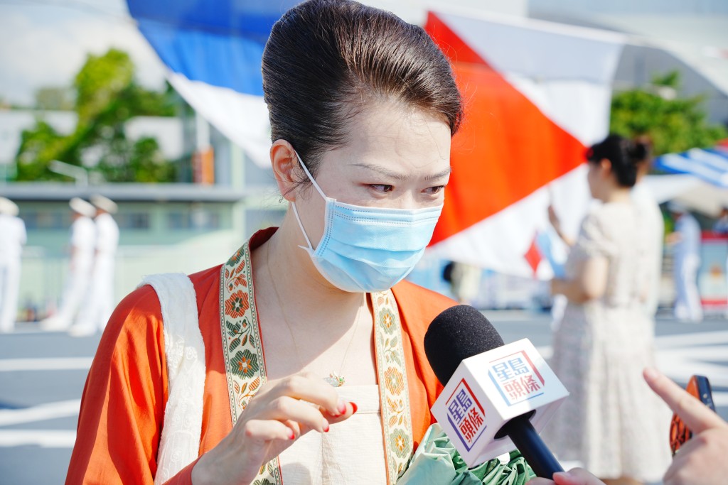 韋小姐指，今早8點半左右來到軍營，更在家特意化妝搭配，身穿華服，計劃登上軍艦打卡留念。