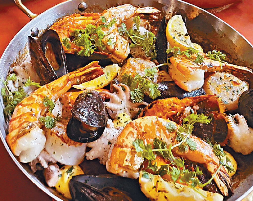 ■材料豐富的西班牙海鮮飯