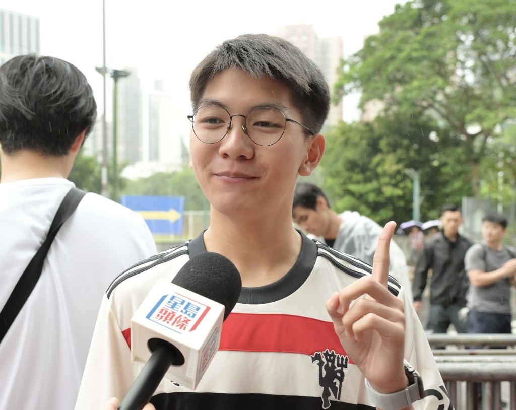 Lee已支持曼聯4年,希望球隊今晚能贏。 Lee已支持曼聯4年,希望球隊今晚能贏。