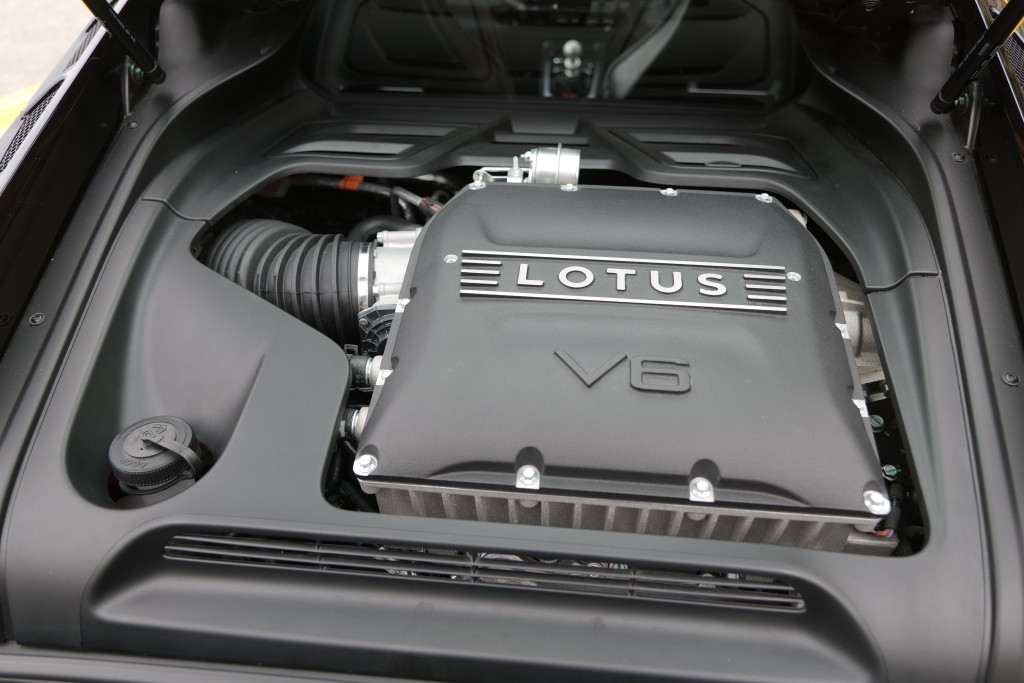 蓮花Lotus Emira V6 First Edition搭載3.5公升V6豐田2GR引擎配合機械增壓器，輸出400bhp馬力。