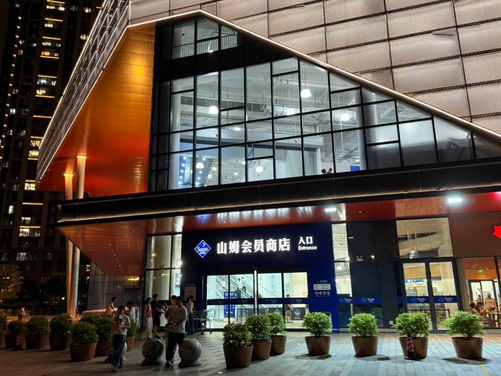 無錫山姆店有女消費者自私地拆箱，挑選較大的奇異果。小紅書
