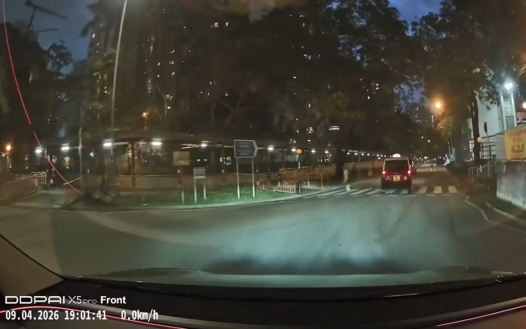 一名男童從右邊跑出,的士司機見狀立即將車煞停。fb「車cam L(香港群組)」Queen_W08片段截圖 一名男童從右邊跑出,的士司機見狀立即將車煞停。fb「車cam L(香港群組)」Queen_W08片段截圖